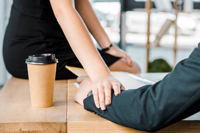 ଅଫିସରେ କାହାକୁ ପ୍ରେମ କରୁଛନ୍ତି କି