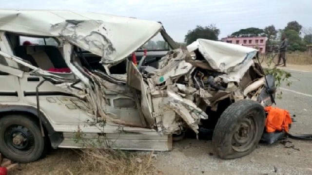 ଫେରୁଥିଲେ ବରକନ୍ୟା, ଧକ୍କା ଦେଲା ଟ୍ରକ୍