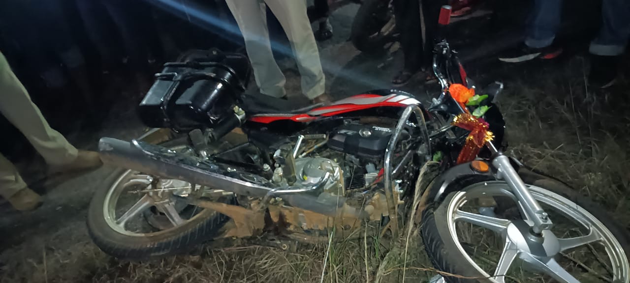 ଅଚଳ ଲରିକୁ ଧକ୍କା ଦେଲା ବାଇକ୍, ୩ ମୃତ