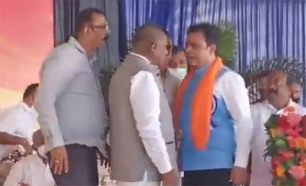 ମଞ୍ଚରେ କଂଗ୍ରେସ ସାଂସଦ, ବିଜେପି ମନ୍ତ୍ରୀ ମୁହାଁମୁହିଁ