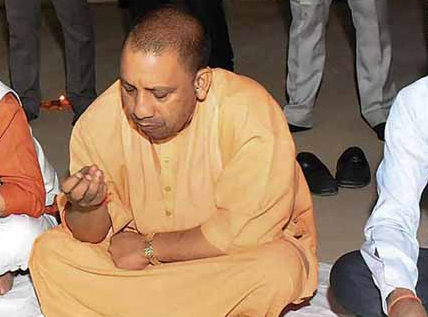 ଦଳିତଙ୍କ ଘରେ ଆସନରେ ବସି ଭୋଜନ କଲେ ଯୋଗୀ