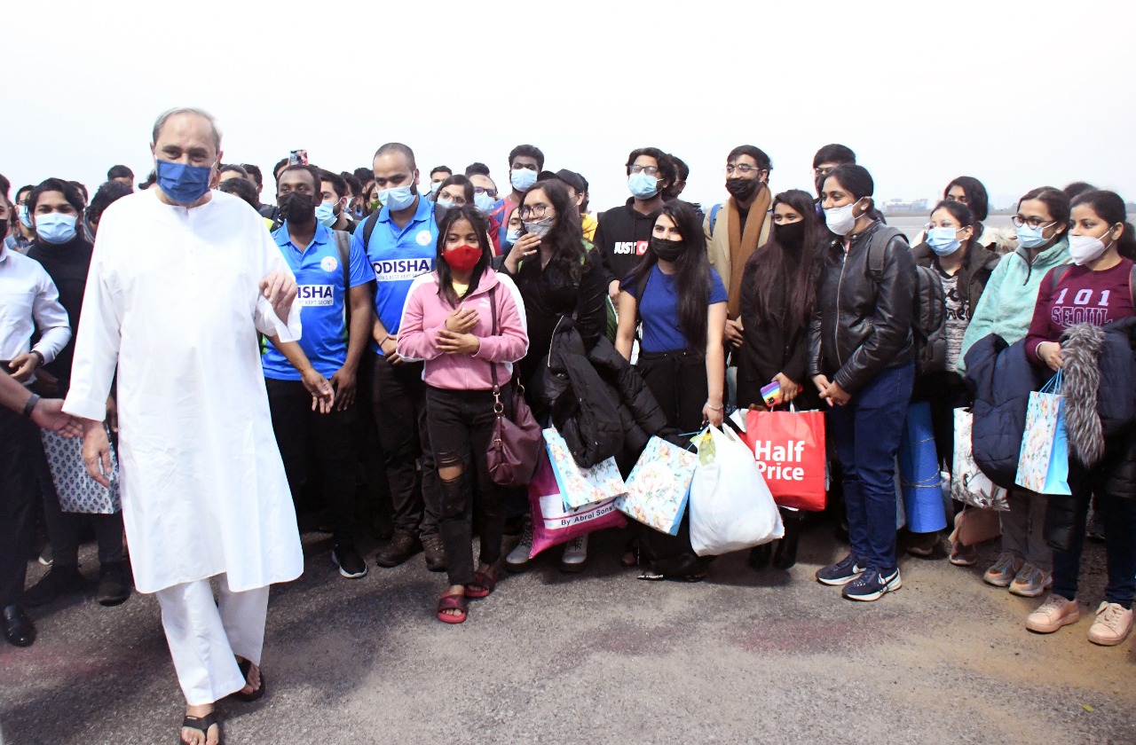 ୟୁକ୍ରେନ୍‌ ଫେରନ୍ତା ଛାତ୍ରଛାତ୍ରୀଙ୍କ ସହ ନବୀନ 