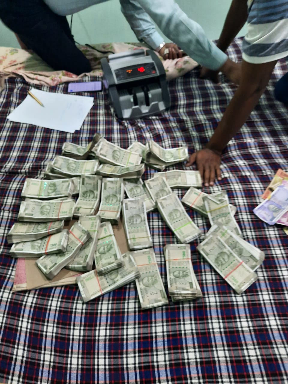 ଗଦି ତଳୁ ୧୬ ଲକ୍ଷ ୭୦ ହଜାର ଟଙ୍କା ବାହାରିଲା 