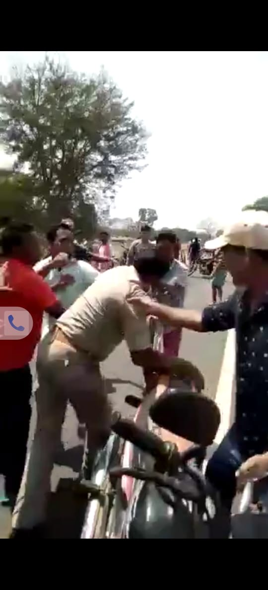 ପୋଲିସକୁ ଗୋଡ଼ାଇ ପିଟିଲେ ଗ୍ରାମବାସୀ