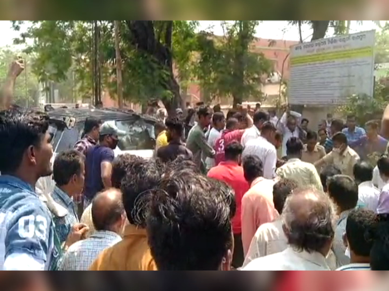 ବାଣପୁରରେ ଲକ୍ଷ୍ମୀପୁର ଖେରି, ଲୋକଙ୍କ ଉପରେ ଗାଡ଼ି ମଡ଼ାଇଦେଲେ ବିଧାୟକ 