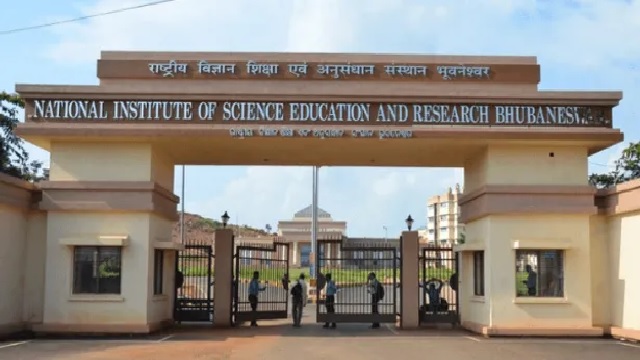 ନାଇଜର ଛାତରୁ ଡେଇଁଲେ ଛାତ୍ରୀ