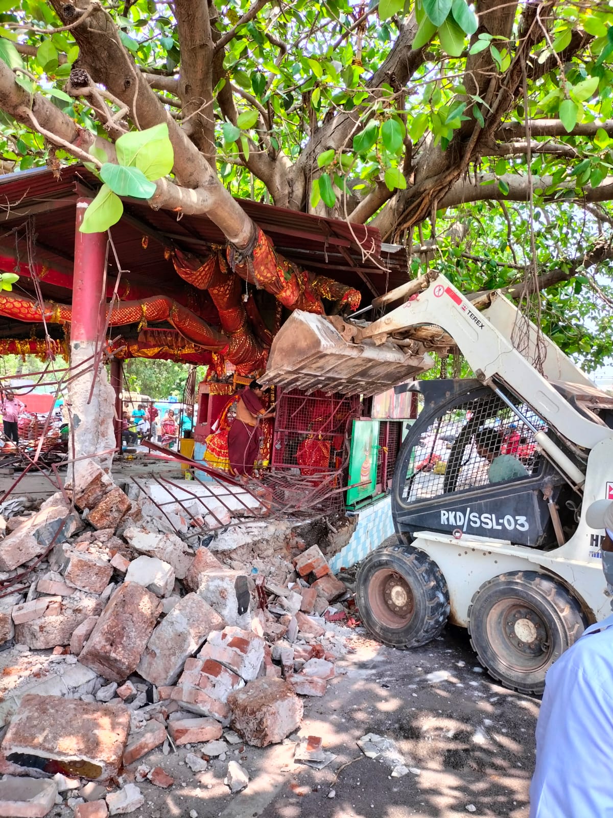 ମାଷ୍ଟରକ୍ୟାଣ୍ଟିନ ତାରିଣୀ ମନ୍ଦିର ଭାଙ୍ଗିଲା 