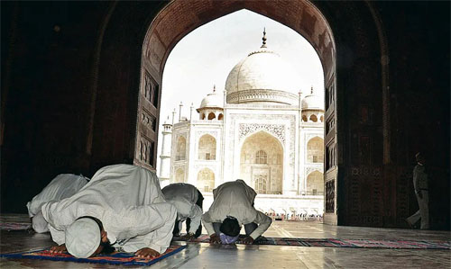 ତାଜମହଲ ପରିସରରେ ନମାଜ ପାଠ, ୪ ପର୍ୟ୍ୟଟକ ଗିରଫ