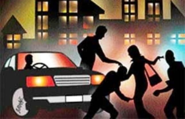 ଚଳନ୍ତା କାର୍‌ରେ ଝିଅ ସହ ମାଆକୁ ଦୁଷ୍କର୍ମ