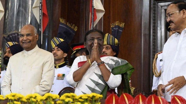 ସାନ୍ତାଳୀ ଶାଢ଼ି ପିନ୍ଧି ଶପଥ ନେଲେ ରାଷ୍ଟ୍ରପତି