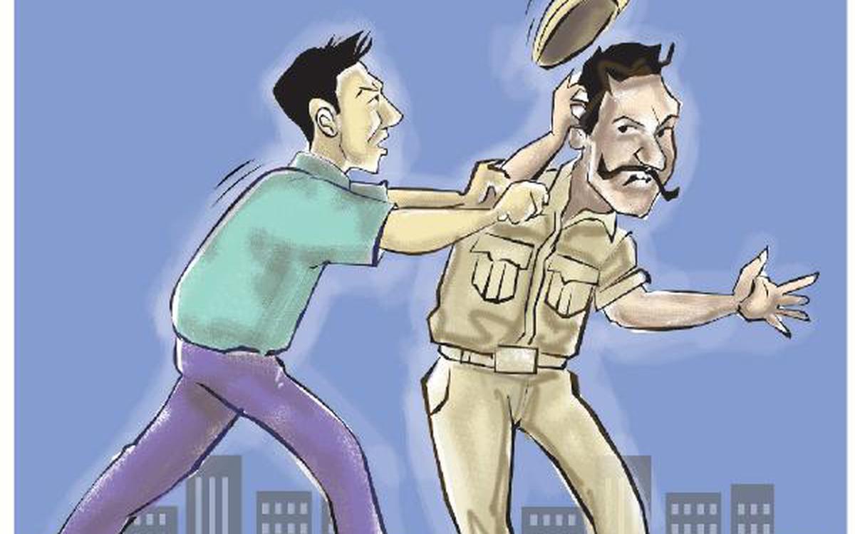 ଥାନାରେ ପଶି ପୋଲିସକୁ ପ୍ରବଳ ପିଟିଲେ ଗ୍ରାମବାସୀ