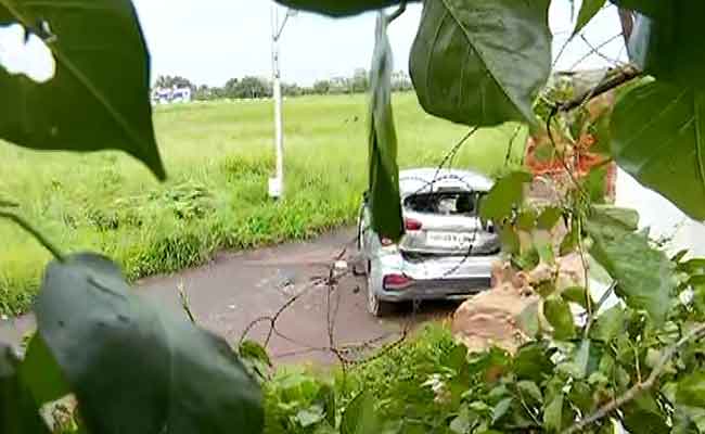 ବିମାନ ବନ୍ଦର ହାଇ ସିକୁ୍ୟରିଟି  ଜୋନରେ ଡିଭାଇଡରରେ ପିଟି ହେଲା କାର