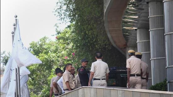 ହୋଟେଲ ଭିତରେ ବୋମା!