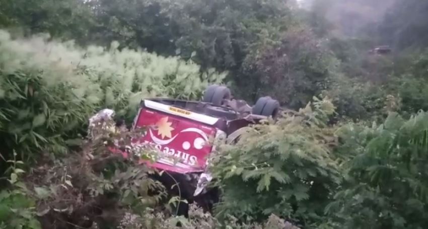 ମର୍ମନ୍ତୁଦ ସଡ଼କ ଦୁର୍ଘଟଣା ପାହାଡରୁ ଖସିଲା ତୀର୍ଥଯାତ୍ରୀ ବସ: ୭ ମୃତ