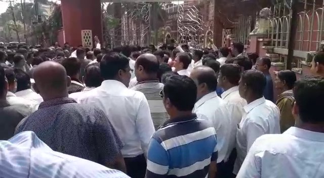 ଆନ୍ଦୋଳନରୁ  ହଟିନାହାଁନ୍ତି ଆଇନଜୀବୀ