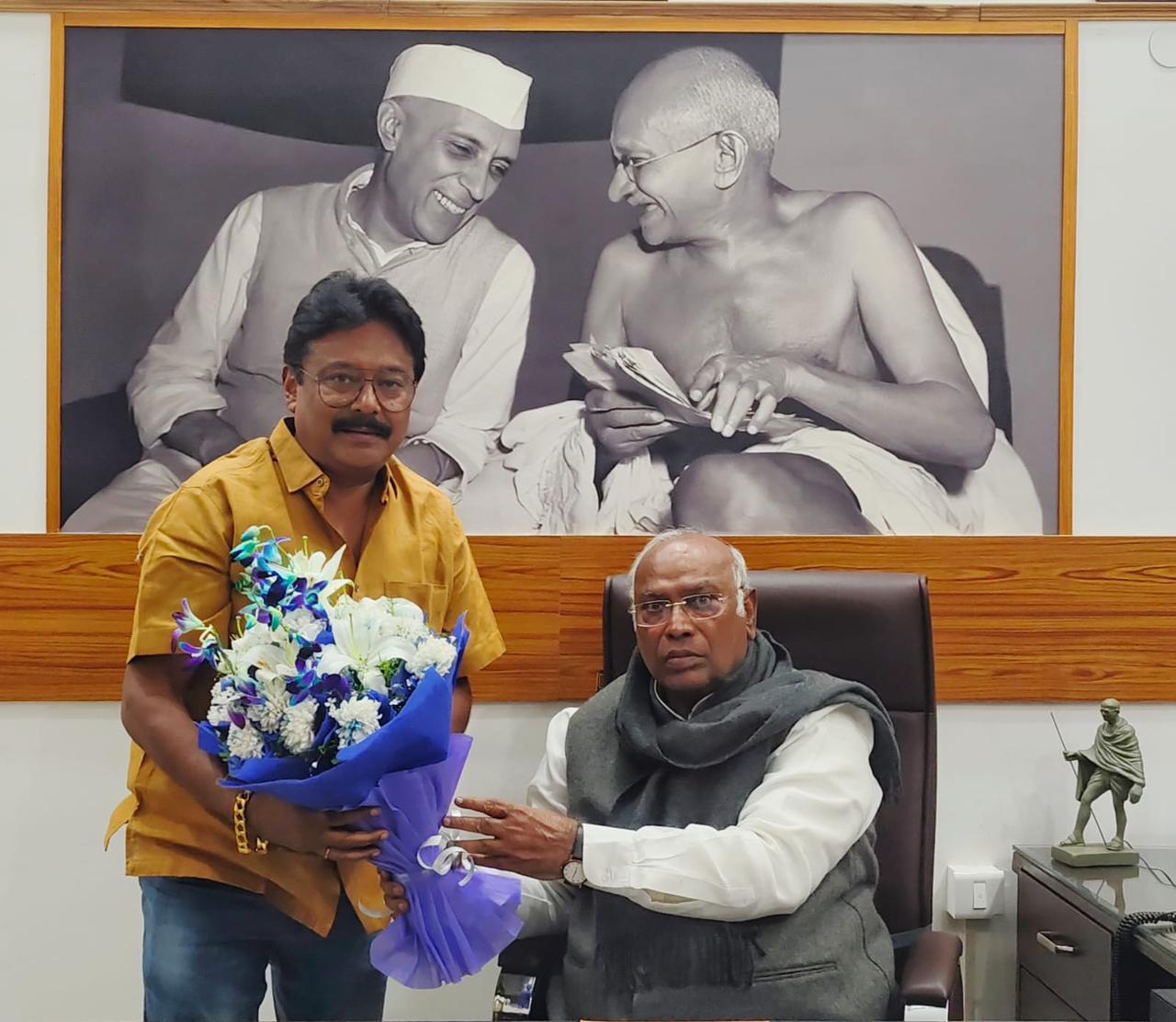 ଏଆଇସିସି ସଭାପତିଙ୍କୁ ଭେଟିଲେ ମାନସ ଚୌଧୁରୀ