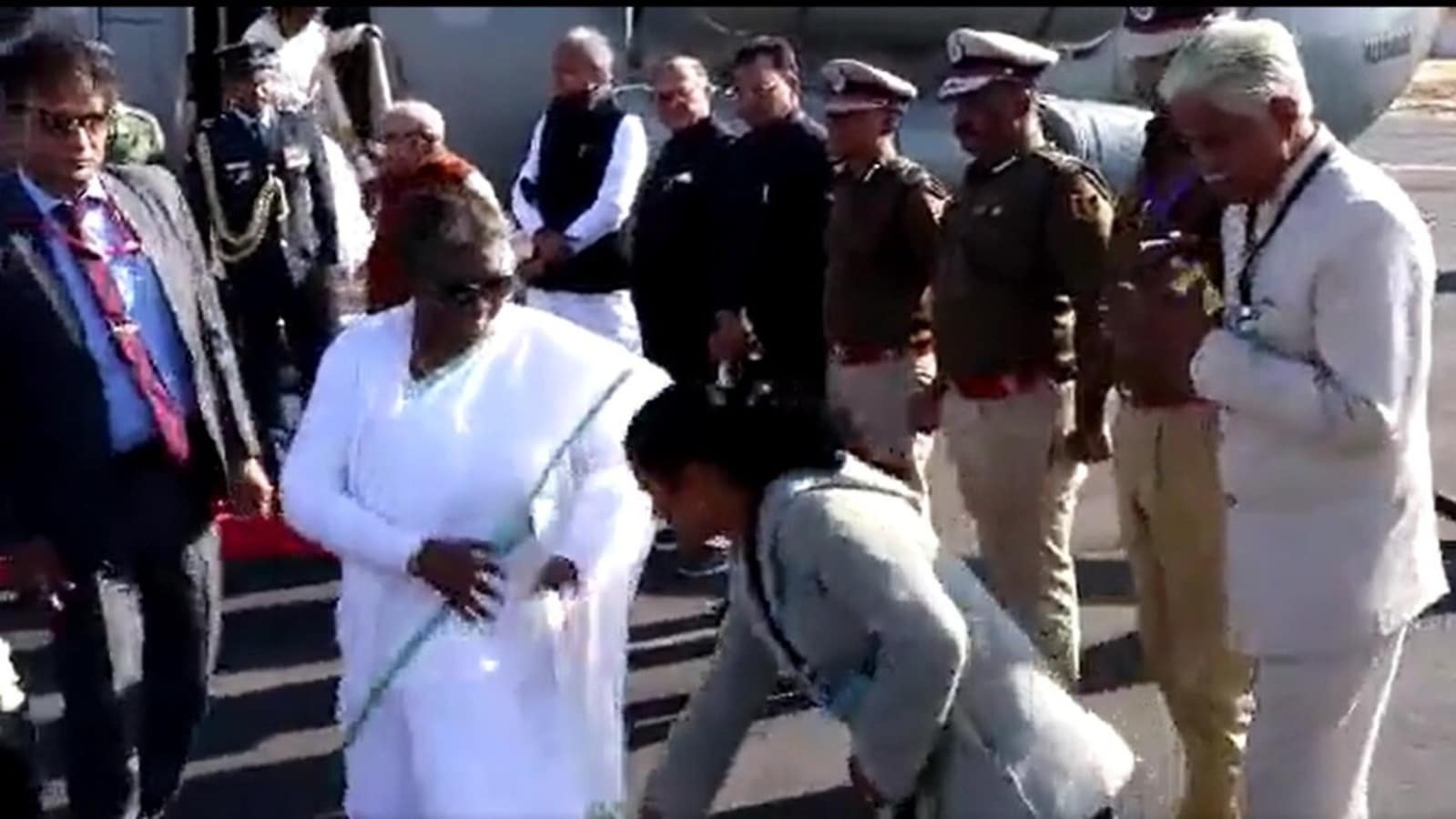 ରାଷ୍ଟ୍ରପତିଙ୍କ ପାଦ ଛଇଁବାକୁ ଚେଷ୍ଟା କଲେ, ଚାକିରିରୁ ନିଲମ୍ବିତ ହେଲେ 