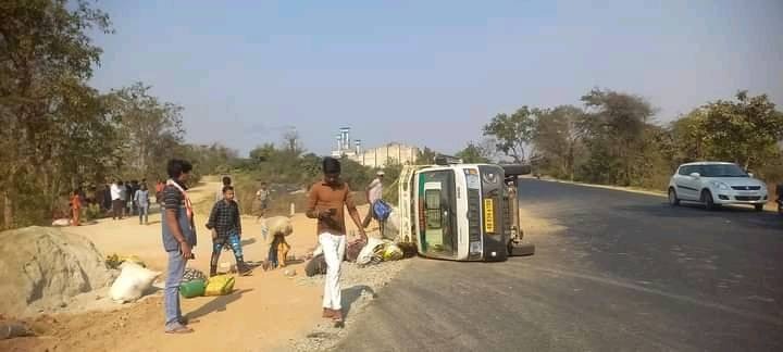 ଭାରସାମ୍ୟ ହରାଇ ଓଲଟିଲା ପିକଅପ : ୧୫ ରୁ ଉର୍ଦ୍ଧ୍ୱ କୃଷି ଶ୍ରମିକ ଆହତ