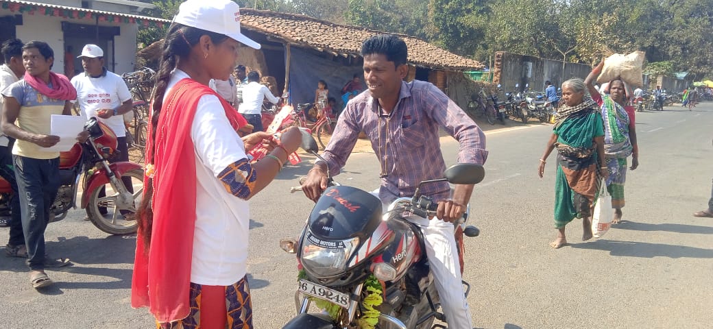 ବରତୁଣ୍ଡା ଓ ପାଇକମାଲ ବଜାରରେ ସିଟ ବେଲ୍ଟ ଓ ହେଲମେଟ ପିନ୍ଧିବାକୁ କଲେ ସଚେତନ