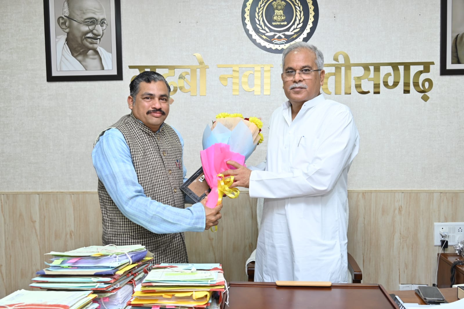 ପ୍ରଦେଶ କଂଗ୍ରେସ କମିଟି ମୁଖପାତ୍ର ପଦ୍ମାକର ଗୁରୁ ଛତିଶଗଡ ମୁଖ୍ୟମନ୍ତ୍ରୀ ଭୂପେଶ ବାଘେଲଙ୍କୁ ଭେଟିଲେ 