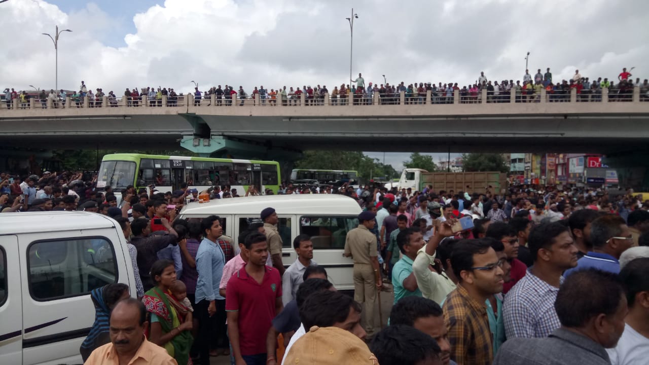 ପୁଲିସ ଗାଡ଼ିକୁ ଯାଞ୍ଚ କଲେ ଲୋକେ, ଲାଠି ଚାର୍ଜ