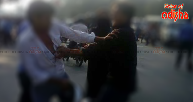 ଅଧ୍ୟାପକଙ୍କୁ ମିଳିମିଶିି ପିଟିଲେ