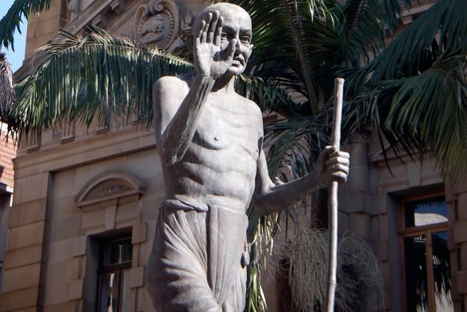 ପ୍ରତି ଜିଲ୍ଲା ମୁଖ୍ୟାଳୟରେ ଗାନ୍ଧୀ ମୂର୍ତ୍ତି