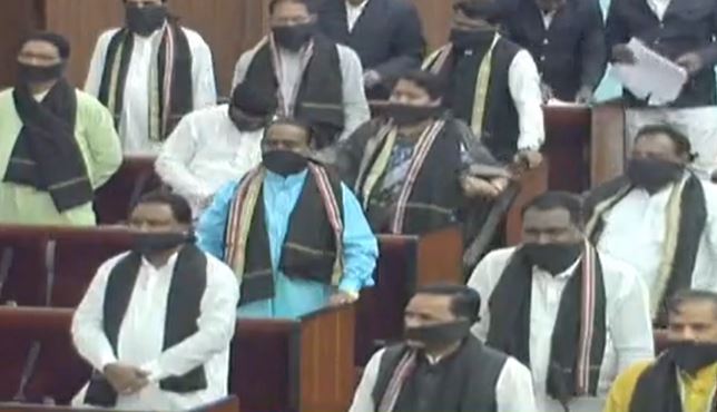 କଳାପଟି କାଢ଼ିଲେ ବିଜେପି ବିଧାୟକ