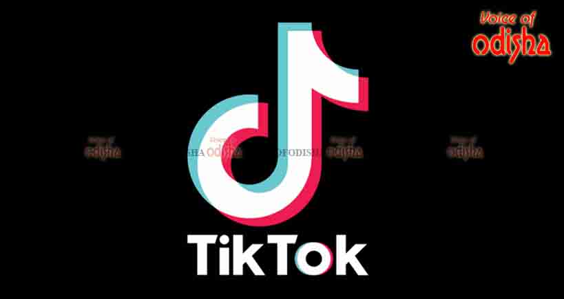 ଶିକ୍ଷୟିତ୍ରୀଙ୍କୁ ଟିକ୍‌ଟକ୍‌ ଭିଡ଼ିଓ ନିଶା: ପାଠ ବଦଳରେ ପିଲାଙ୍କୁ ଦେଖାଉଛନ୍ତି ଟିକଟିକ ଭିଡିଓ 