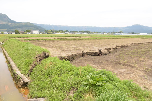 ଭୁକମ୍ପର ଭ୍ରମ ସୃଷ୍ଟି : ଚାଷ ଜମି ମଝିରେ ୫୦ଫୁଟର ଗର୍ତ୍ତ