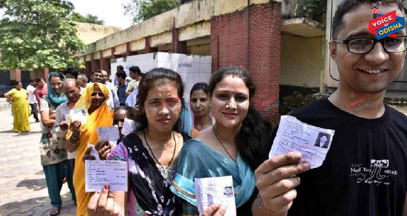 ଦିଲ୍ଲୀ ନିର୍ବାଚନ ପାଇଁ ଚାଲିଛି ମତଦାନ: ୬୭୨ ପ୍ରାର୍ଥୀଙ୍କ ଭାବ୍ୟ ନିର୍ଦ୍ଧାରଣ କରିବେ ୧କୋଟି ୪୭ଲକ୍ଷ ଭୋଟର, ଆପ-କଂଗ୍ରେସ ଓ ବିଜେପି ମଧ୍ୟରେ ଲଢେଇ । 