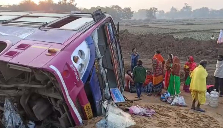 ଭାରସାମ୍ୟ ହରାଇ ଓଲଟିଲା ବସ୍, ଅଳ୍ପକେ ବର୍ତିଲେ ୫୦ରୁ ଉଦ୍ଧ୍ୱର୍ ଯାତ୍ରୀ । 