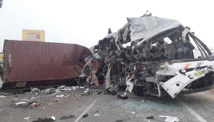 ଟ୍ରକକୁ ଧକ୍କା ଦେଲା ଯାତ୍ରୀବାହୀ ବସ୍, ୧୯ ମୃତ୍ୟୁ, ୧୦ ଗୁରୁତର