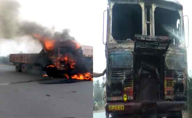 ବାଇକକୁ ଧକ୍କା ଦେଲା ଟ୍ରକ୍, ଜଳିଗଲା ଦୁଇ ଗାଡି ।