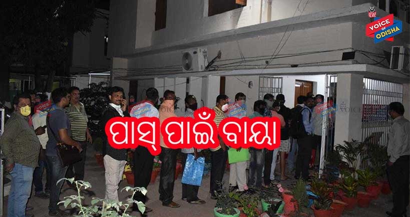 ପାସ ପାଇଁ ଥାନାରେ ଅସମ୍ଭାଳ ଭିଡ଼