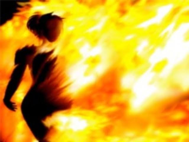 ଦୁଇ ଶିଶୁଙ୍କ ସହିତ ନିଜ ଦେହରେ ନିଆଁ ଲଗାଇଲା ମା। 