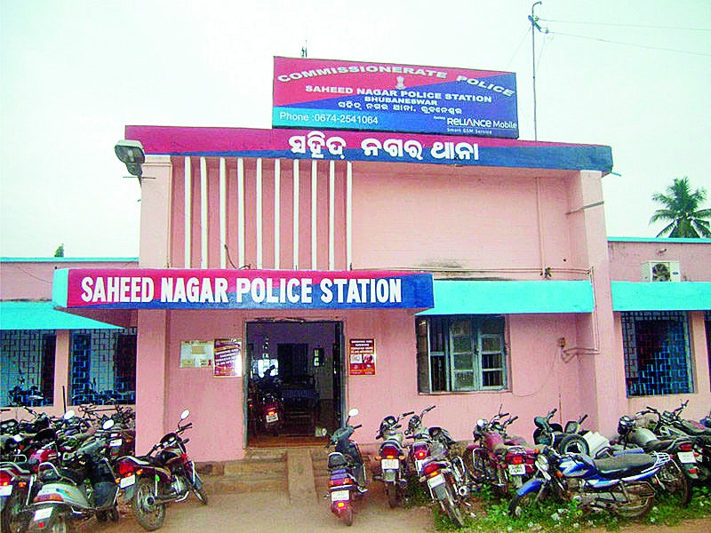 ସହିଦନଗରରେ ଚାଂଚଲ୍ୟ, ମହିଳାଙ୍କୁ ଅପହରଣ ଉଦ୍ୟମ କରି କନେଷ୍ଟବଳଙ୍କ ସହିତ ଦୁଇ ଗିରଫ । 