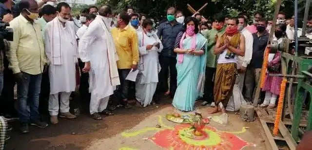 ପୁଣିଥରେ ସାମାଜିକ ଦୂରତା ଭାଙ୍ଗିଲେ ସାଂସଦ ଅପରାଜିତା । 