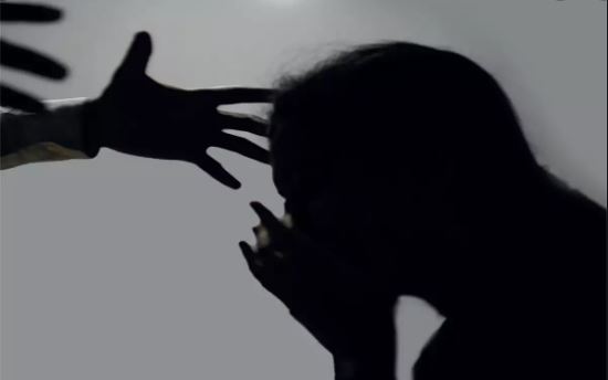 ପିସାଚ ସାଜିଲା ବାପା, ନିଜ ଝିଅର ତଣ୍ଟି ଚିପି କଲା ହତ୍ୟା । 