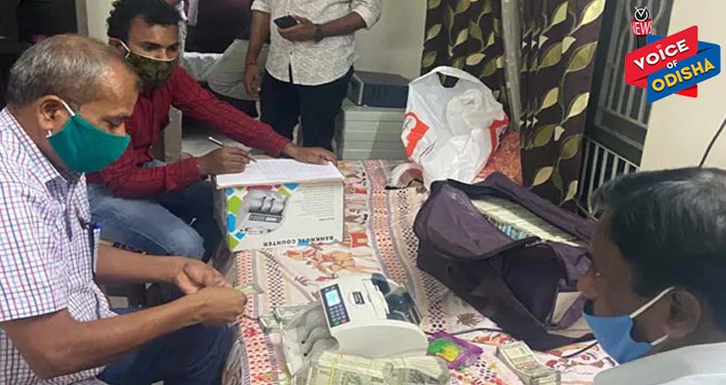 ଜିଲ୍ଲା ଅଧିକାରୀଙ୍କ ଘରୁ ୧.୧ କୋଟି ଟଙ୍କା ଜବତ