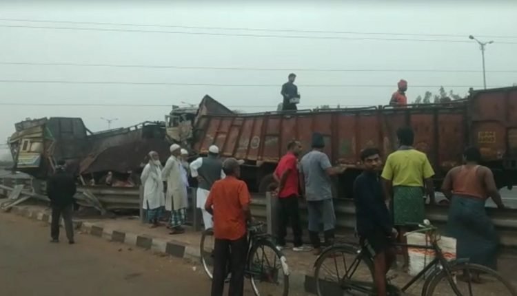 7 killed as mini truck hits stationary truck in Jajpur