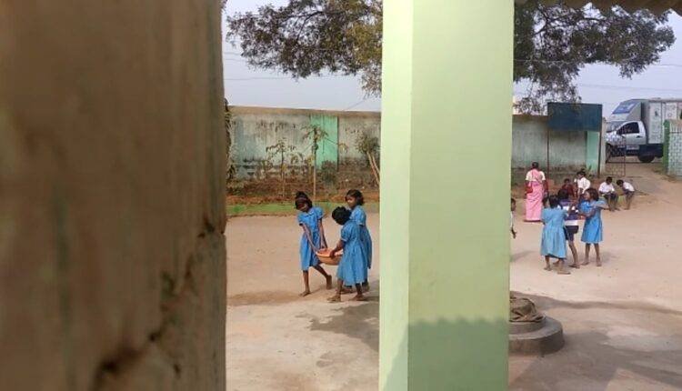 ଅଭାବନୀୟ ଦୃଶ୍ୟ : ନିର୍ମାଣ ଶ୍ରମିକ ସାଜିଛନ୍ତି କୁନି ପିଲା