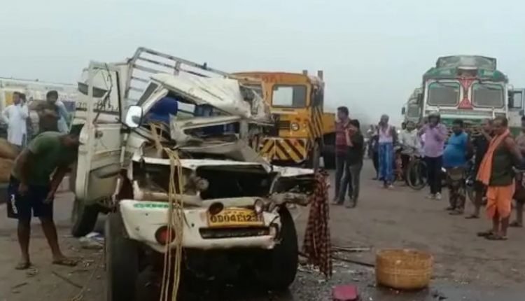 Pickup van hits truck on NH 5A; 3 dead, 6 critical