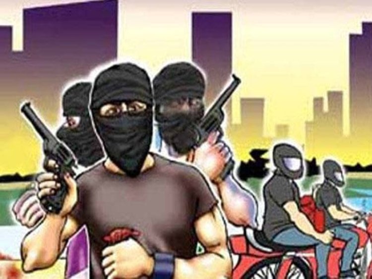 ବ୍ୟାଙ୍କ କର୍ମଚାରୀଙ୍କୁ ତାଲା ପକାଇ ସବୁ ଲୁଟି ଛୁ ମାରିଲେ ଦୁବୃର୍ତ୍ତ