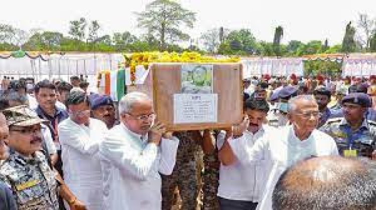 ସଲାମ: ସହିଦଙ୍କ ପାର୍ଥିବ ଶରୀରକୁ କାନ୍ଧ ଦେଲେ ମୁଖ୍ୟମନ୍ତ୍ରୀ