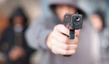 ବନ୍ଧୁକ ଦେଖାଇ ଲୁଟ୍‌