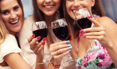 ମହିଳା ମାନେ ୱାଇନ ପିଇଲେ କ’ଣ ହୁଏ ? ଜାଣନ୍ତୁ