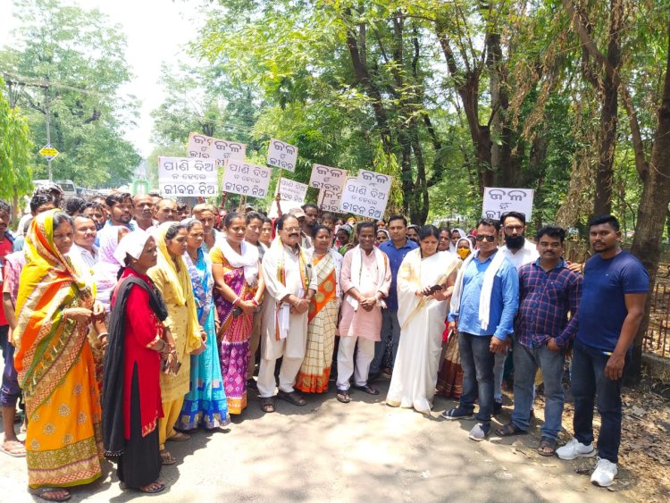 "ପାଣି ଦିଅ ନଚେତ ଜୀବନ ନିଅ" ଦାବି ରେ ବସ୍ତି ବାସିନ୍ଦାଙ୍କ ଆରଏସପି ସହର ସେବା କାର୍ଯ୍ୟାଳୟ ଘେରାଉ