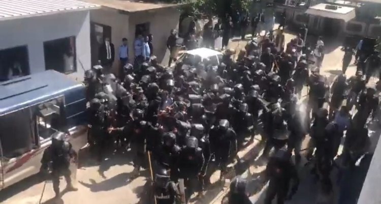 ଇମ୍ରାନ ଖାନ ଗିରଫଦାରୀ : ସମର୍ଥକଙ୍କ ବିକ୍ଷୋଭ, ବଢ଼ିବାରେ ଲାଗିଛି  ହିଂସା