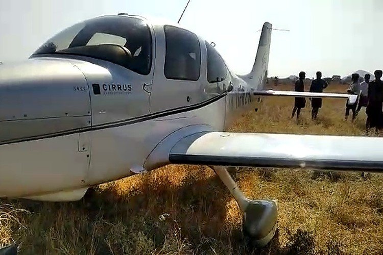 ଗାଁ ମଝିରେ ବିମାନର ଅବତରଣ